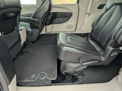 Used 2024 Chrysler Pacifica Touring-L FWD image 19