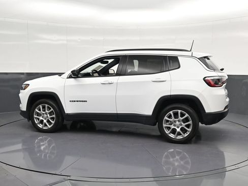 Used 2024 Jeep Compass Latitude AWD/4WD image 8