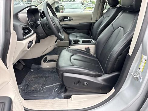 Used 2024 Chrysler Pacifica Touring-L FWD image 29