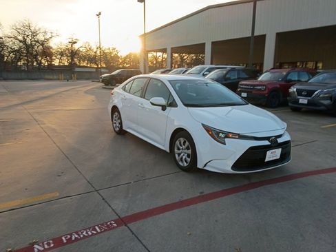 Used 2024 Toyota Corolla LE image 6