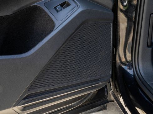 Used 2018 Volkswagen Tiguan SEL Premium image 38