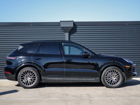 Certified 2023 Porsche Cayenne Platinum Edition image 8