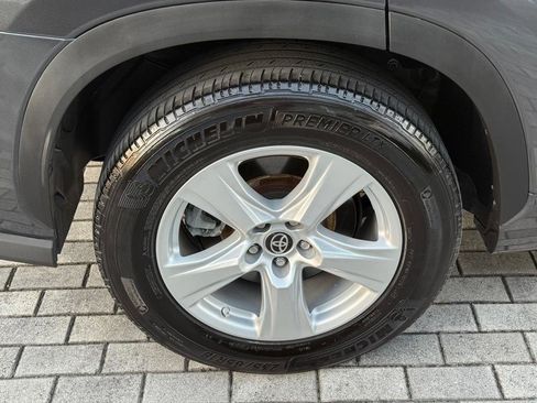 Used 2024 Toyota Highlander LE image 43