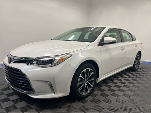 Used 2017 Toyota Avalon XLE Premium image 3