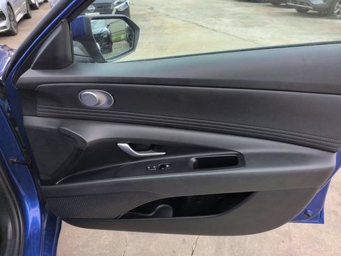 Used 2025 Hyundai Elantra SEL FWD image 31