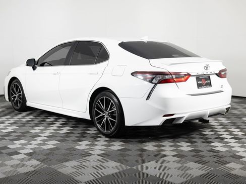 Used 2021 Toyota Camry SE image 4