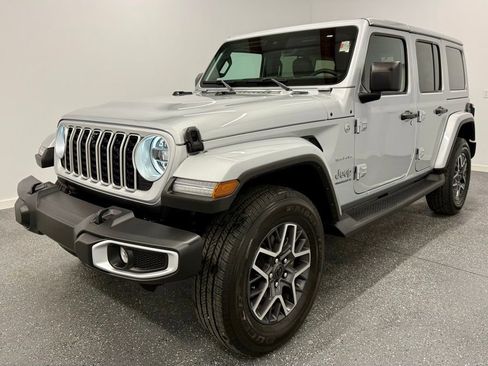 Used 2024 Jeep Wrangler Sahara w/ Technology Group image 5