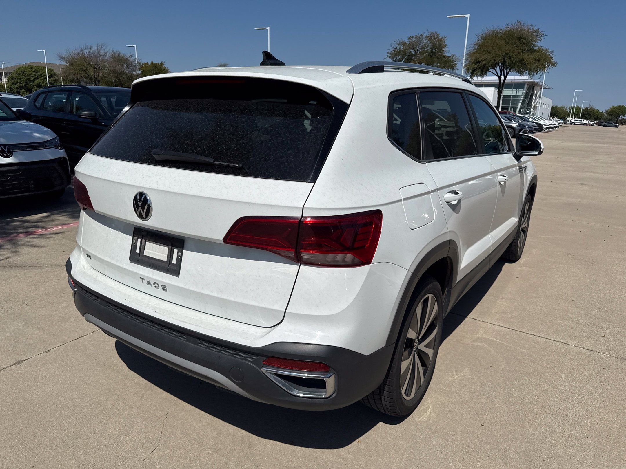 Used 2024 Volkswagen Taos SE FWD image 3