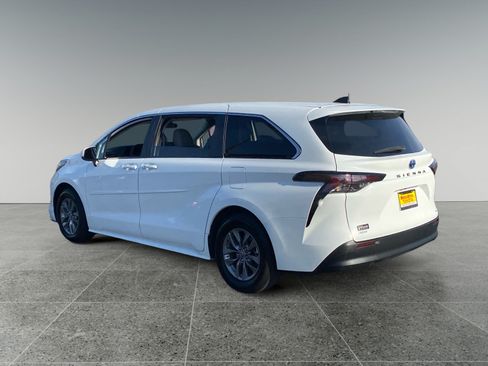 Used 2024 Toyota Sienna LE AWD/4WD image 3
