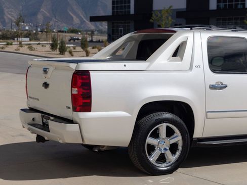 Used 2011 Chevrolet Avalanche LTZ AWD/4WD image 10