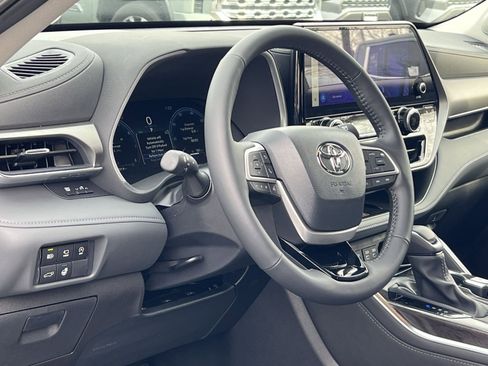 New 2026 Toyota Highlander Limited image 11