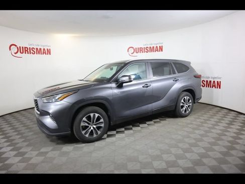 Used 2024 Toyota Highlander XLE FWD image 4