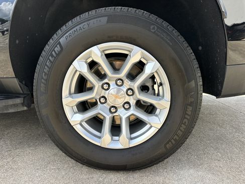 Certified 2025 Chevrolet Suburban LT RWD image 22