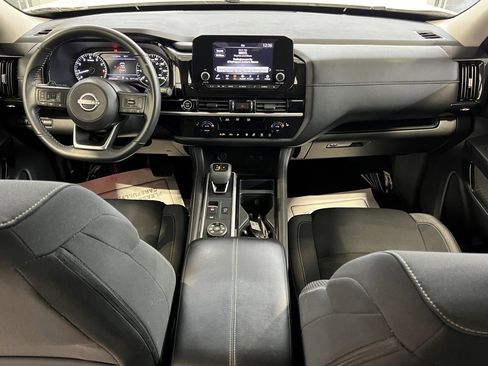 Used 2024 Nissan Pathfinder SV image 17