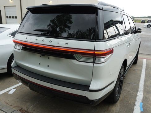 Used 2024 Lincoln Navigator Premiere AWD/4WD image 6