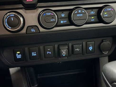 Used 2022 Toyota Tacoma TRD Off-Road image 32