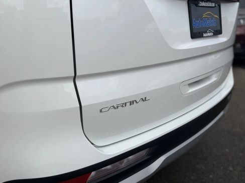Used 2024 Kia Carnival EX FWD image 33