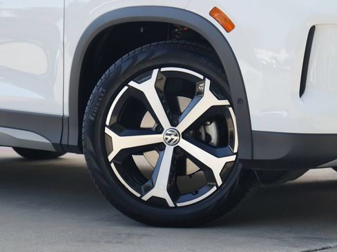 Certified 2025 Volkswagen Tiguan SE FWD image 3