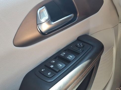 Used 2019 Chrysler Pacifica Touring-L FWD image 26
