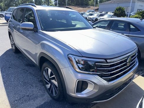 Used 2024 Volkswagen Atlas SE image 2