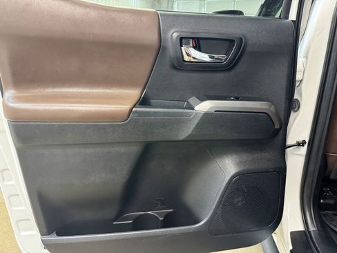 Used 2022 Toyota Tacoma Limited AWD/4WD image 15