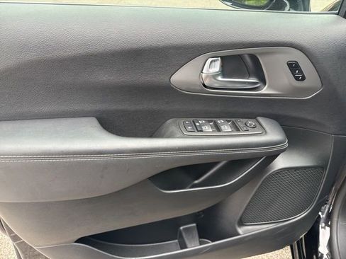Used 2025 Chrysler Pacifica Select FWD image 25