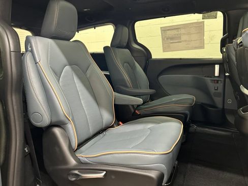 New 2027 Chrysler Pacifica Pinnacle w/ Theater Group AWD/4WD image 13