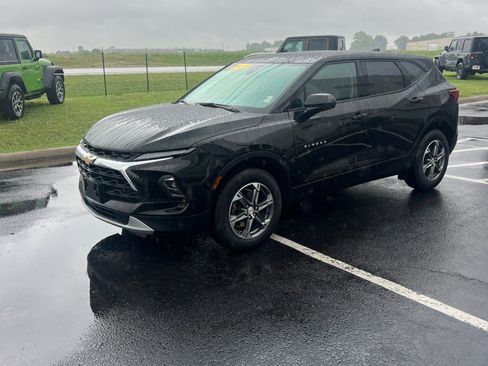Used 2025 Chevrolet Blazer LT FWD image 3