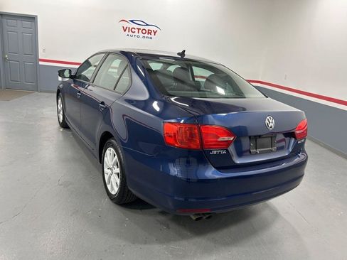 Used 2011 Volkswagen Jetta SE FWD image 4