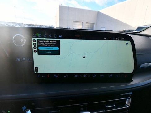 Used 2025 Chevrolet Traverse LT image 47