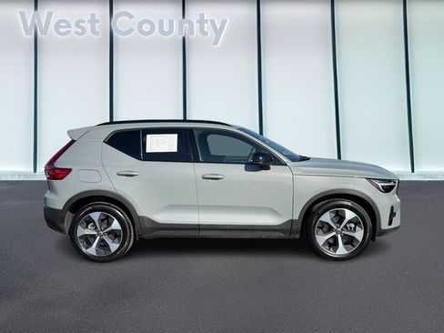 Certified 2025 Volvo XC40 B5 Plus image 2