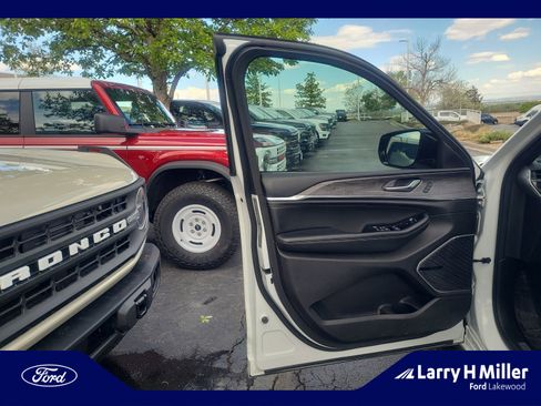 Used 2022 Jeep Grand Cherokee Overland AWD/4WD image 13