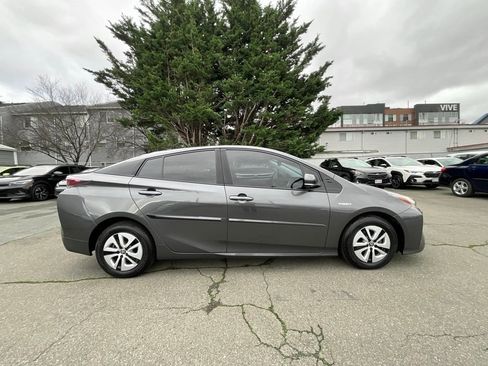 Used 2017 Toyota Prius Two image 9