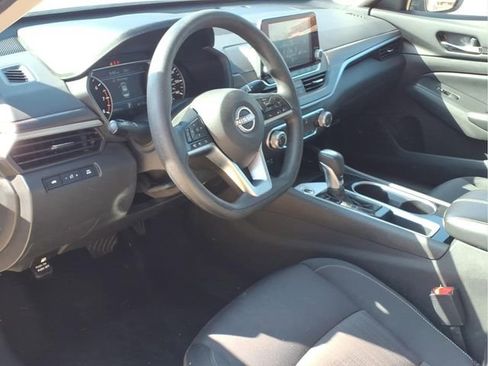 Used 2024 Nissan Altima 2.5 SV FWD image 8