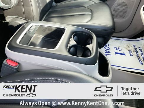 Used 2023 Chrysler Pacifica Touring-L image 15