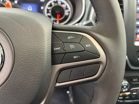 Used 2022 Jeep Cherokee Latitude Lux w/ Sun & Sound Group AWD/4WD image 16