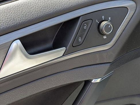 Used 2019 Volkswagen e-Golf SE w/ Driver Assistance Package image 12