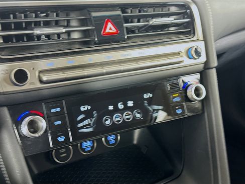 Used 2025 Genesis G70 2.5T image 23