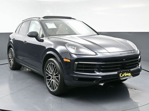 Used 2023 Porsche Cayenne Platinum Edition image 2