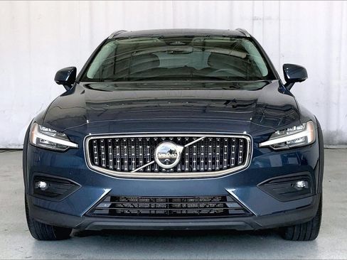Used 2025 Volvo V60 B5 Cross Country Plus AWD/4WD image 2