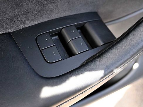 Used 2022 Tesla Model Y Performance image 19