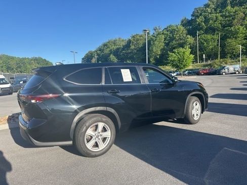 Used 2024 Toyota Highlander LE FWD image 15