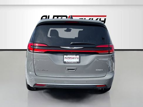 Used 2025 Chrysler Pacifica Select image 6