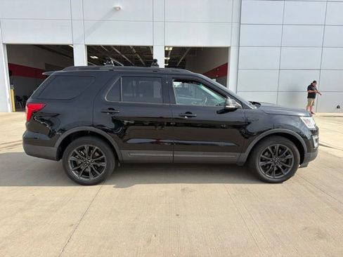 Used 2017 Ford Explorer XLT w/ Equipment Group 202A AWD/4WD image 3