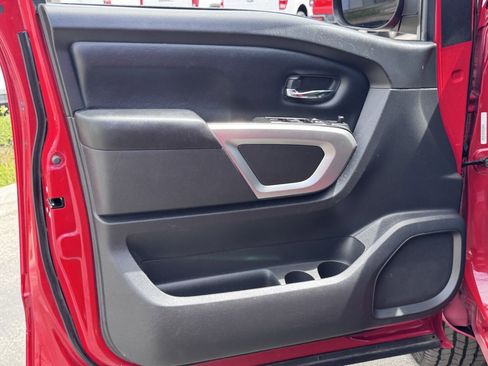 Used 2022 Nissan Titan SV image 16