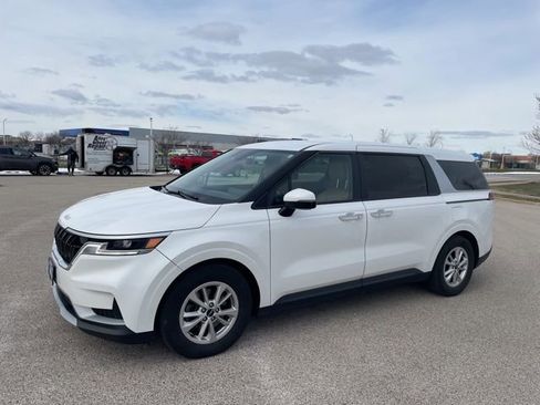 Used 2022 Kia Carnival LX image 6