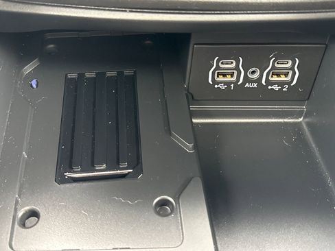 Used 2025 Chrysler Pacifica Premium image 24