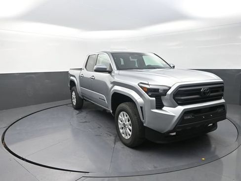 Used 2025 Toyota Tacoma SR5 AWD/4WD image 2