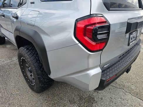Used 2025 Toyota 4Runner SR5 AWD/4WD image 15
