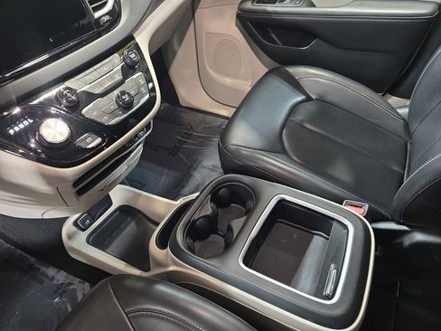 Used 2023 Chrysler Pacifica Touring-L image 24